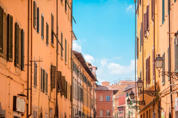 Velhas belas ruas vazias em pequena cidade italiana. Close-up de uma luz de rua na casa da cidade — Fotografia de Stock