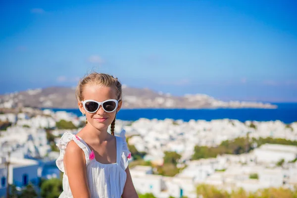 Retrato niña en Mykonos fondo de la ciudad increíble vista de las casas blancas tradicionales — Foto de Stock