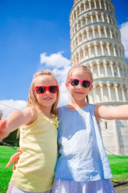 Turist kızlara selfie alarak arka plan Leaning Tower Pisa, İtalya. Fotoğraf Avrupa tatil hakkında