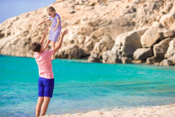 Glücklicher Vater und kleines Mädchen genießen Sommerurlaub — Stockfoto