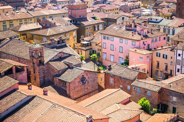 Vista aérea do edifício antigo com telhados vermelhos em Lucca, Itália — Fotografia de Stock