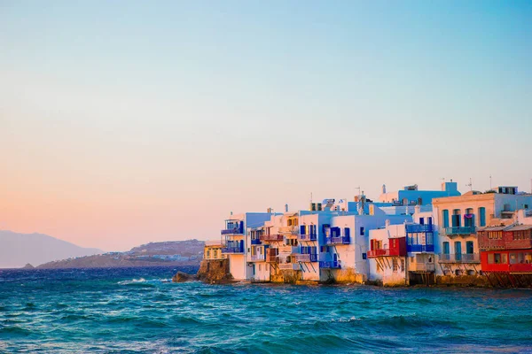 Populära sevärdheter i Mykonos Island i mjukt kvällsljus på Grekland, Cyclades — Stockfoto