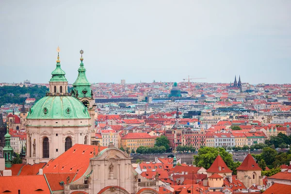 Bela vista do edifício antigo com telhados vermelhos em Praga, República Checa — Fotografia de Stock