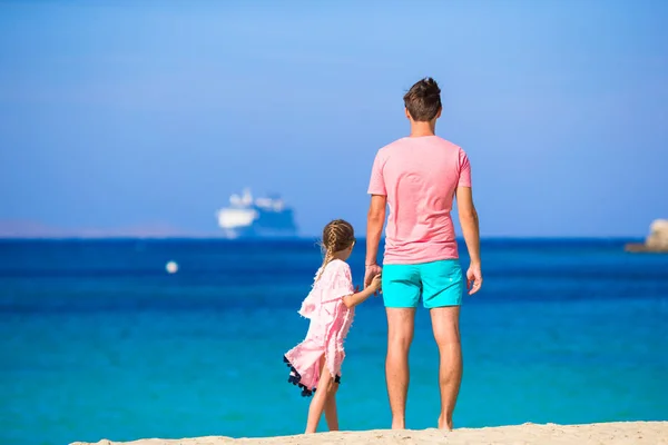 Feliz papá y niña disfrutan de las vacaciones de verano — Foto de Stock