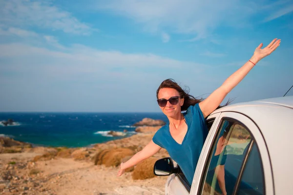 Ragazza felice in vacanza viaggiare in auto. Vacanza estiva e concetto di viaggio in auto . — Foto Stock