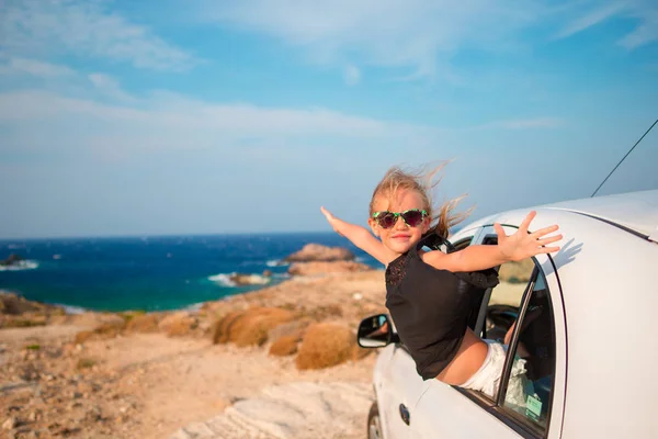 Little girl on vacation travel by car background beautiful landscape — Stock Photo, Image