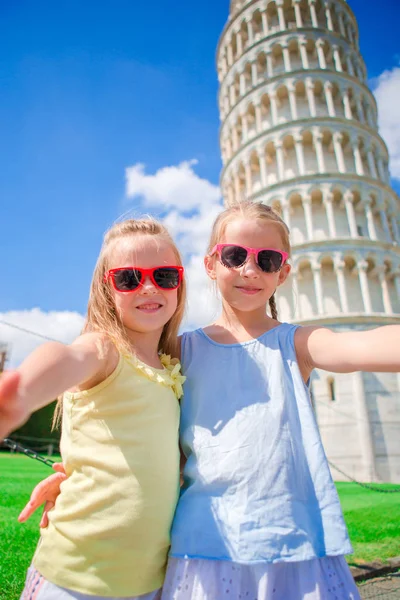 Pequeñas chicas turistas tomando selfie fondo de la Torre Inclinada en Pisa, Italia. Foto sobre vacaciones europeas —  Fotos de Stock