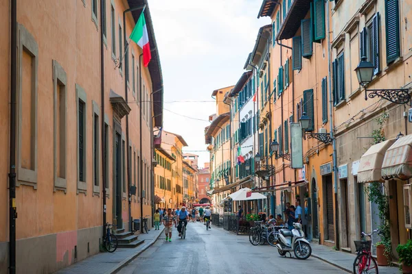 Velhas belas ruas estreitas vazias na pequena cidade de Lucca, na Itália — Fotografia de Stock