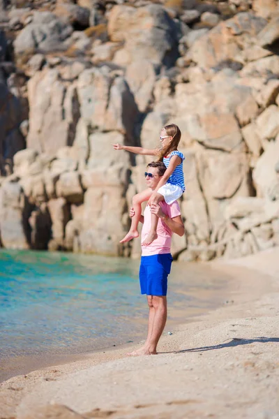 Buon papà e ragazza si divertono sulla spiaggia tropicale bianca — Foto Stock