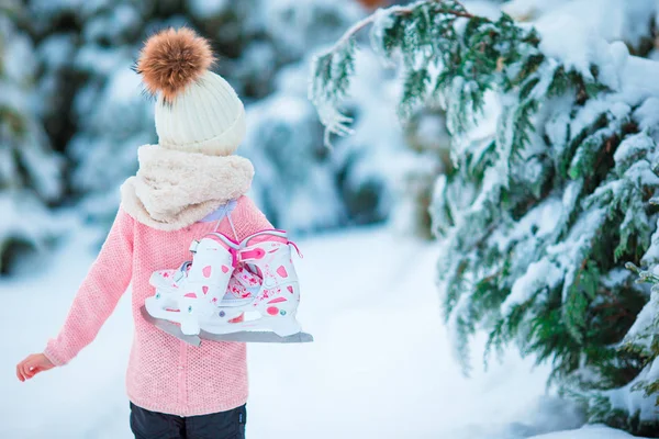 Adorable little dziewczyna będzie skate w dnia śniegu zimą na zewnątrz — Zdjęcie stockowe