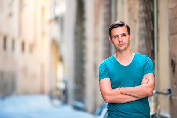 Kaukasische toeristische wandeling langs de verlaten straten van Europa. Stedelijke jongen op vakantie verkennen Europese stad — Stockfoto