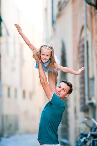 Adorável menina e feliz pai durante as férias do verão italiano na rua estreita vazia — Fotografia de Stock