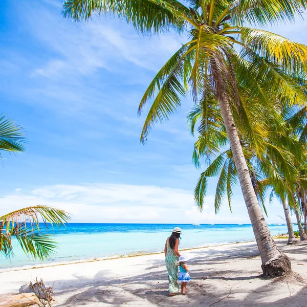 Niña caminando con mamá feliz en el palmeral — Foto de Stock