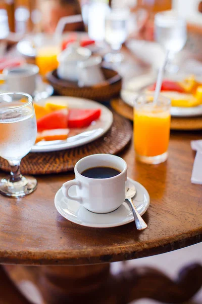 Delicious tasty coffee and fresh juice for breakfast at outdoor cafe — Stock Photo, Image