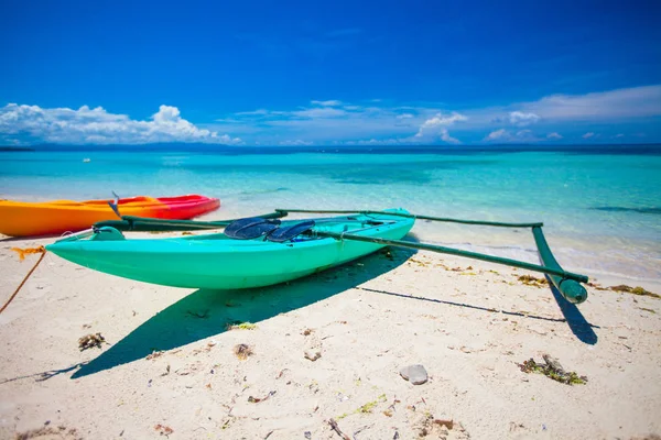 Pequeño barco en la playa tropical de arena blanca y el océano turquioso — Foto de Stock