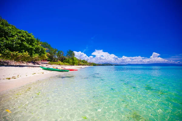 Palmiye ağaçları, beyaz kum, turkuaz okyanus su ve mavi gökyüzü ile güzel tropikal plaj — Stok fotoğraf