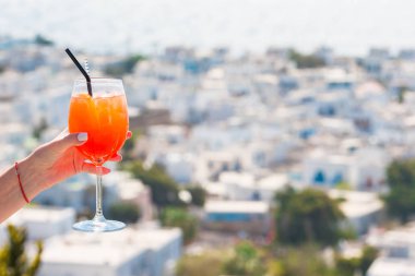 Kadın el cam Spritz Aperol alkol içki arka plan güzel eski Mykonos Yunanistan ile tutarak