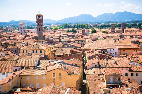 Bela vista de edifícios antigos com telhados vermelhos fundo montanhas em Lucca, Itália — Fotografia de Stock