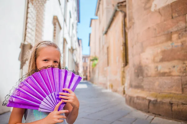 Adorable happy little girl taking selfie outdoors in european city. Portrait of caucasian kid enjoy summer vacation in old city — Stock Photo, Image