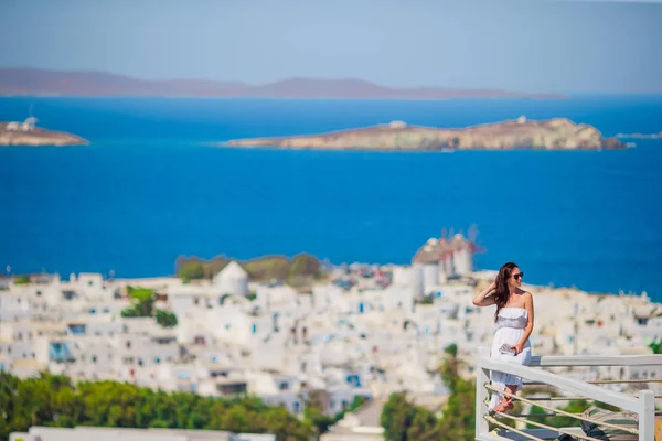 Byoung dame ontspannen aan de rand van het zwembad met prachtig uitzicht over de verbazingwekkende Grieks dorp — Stockfoto