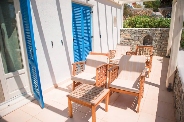 Hermosa terraza en hotel de lujo. Arquitectura blanca en la isla griega, Grecia. Vacaciones de verano —  Fotos de Stock
