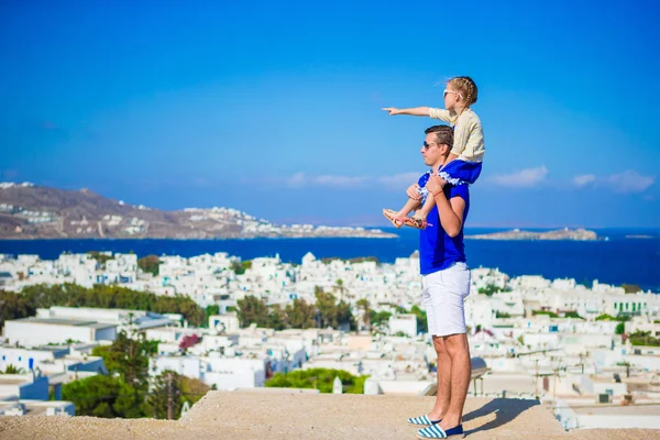 在欧洲的家庭。快乐的父亲和可爱的小姑娘在米科诺斯岛希腊暑假期间 — 图库照片
