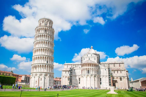 İtalya 'nın eğimli kulesini ziyaret eden turistler — Stok fotoğraf