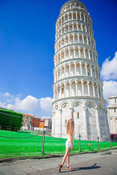 Маленькая девочка в итальянском отпуске возле знаменитой Пизанской башни — стоковое фото