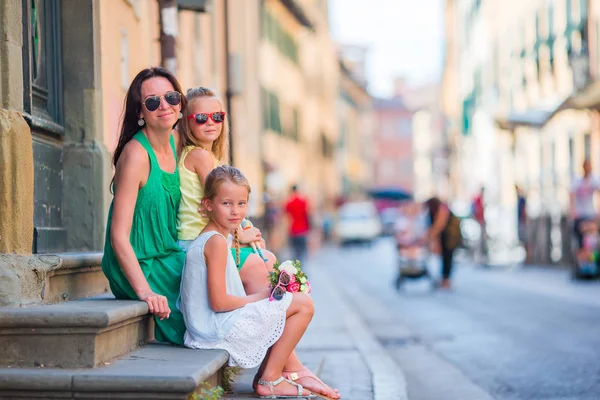 Mãe feliz e meninas adoráveis na rua acolhedora durante as férias italianas. Família férias europeias . — Fotografia de Stock