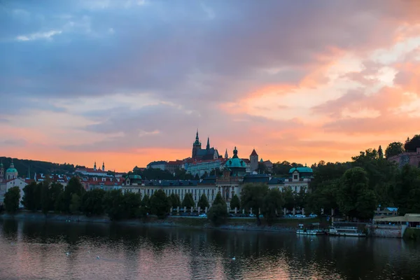 Prahan linna auringonlaskun aikaan - Tsekin tasavalta — kuvapankkivalokuva