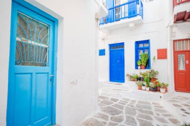 Mykonos, Yunanistan, dar sokaklarında mavi kapı ile geleneksel evleri.