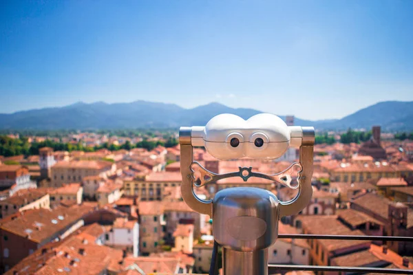 Touristisches Teleskop Blick auf die kleine italienische Stadt. Nahaufnahme Metallferngläser auf Hintergrundaussichtspunkt mit Blick auf den Berg — Stockfoto