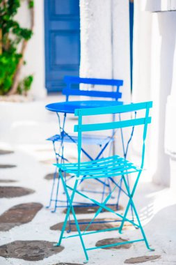 Tipik Yunan geleneksel köy Mykonos Adası, Yunanistan, Avrupa konusunda bir sokakta iki mavi sandalye