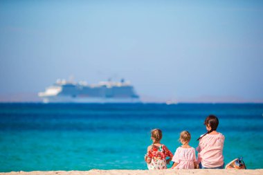 Sahilde aile dinlenmek ve horizon adlı arıyorum. Anne ve çocuklar Avrupa tatil keyfini çıkarın