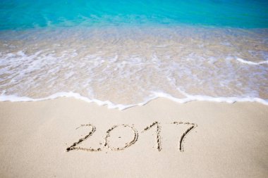 arka plan dalga yumuşak okyanus ile kumsalda el yazısıyla yazılmış 2017