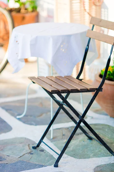 Weiße Tische mit Stuhl im Sommer leer Open-Air-Café in Griechenland — Stockfoto