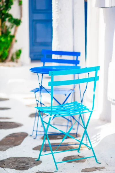 Tipik Yunan geleneksel köy Mykonos Adası, Yunanistan, Avrupa konusunda bir sokakta iki mavi sandalye