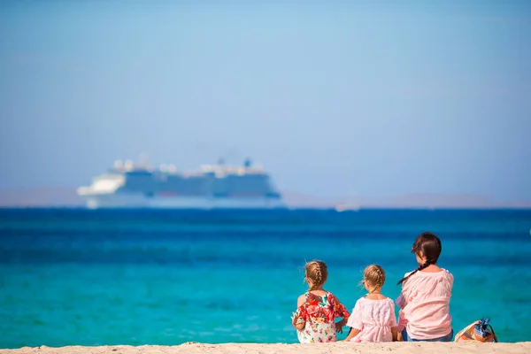 Familia en la playa relajarse y mirar al horizonte. Mamá y los niños disfrutan de vacaciones europeas —  Fotos de Stock