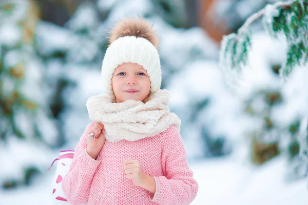 Porträtt av bedårande liten flicka gå skridskor i vinter snö dag utomhus — Stockfoto