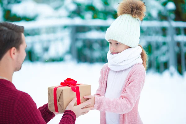 Dad gives Christmas gift to his little daughter — Stock Photo, Image