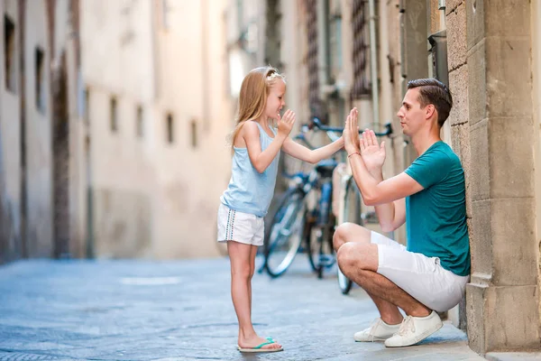 La familia en Europa. Feliz padre y niña adorable en Roma durante las vacaciones italianas de verano —  Fotos de Stock