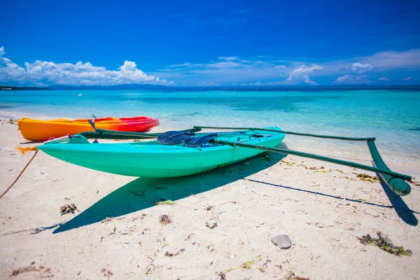 Łódka na piaszczystej tropikalnej plaży i turquiose ocean biały — Zdjęcie stockowe