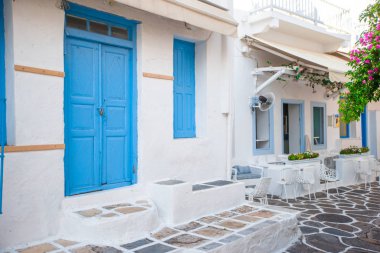 Adanın mavi balkon, merdiven ve çiçekler ile dar sokaklarında. Bina dış Kiklad tarzı ile güzel mimari.