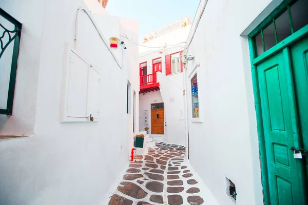 Úzké uličky řecký ostrov s bílým balkony, schody a barevné dveře. Krásnou architekturou v exteriéru s kykládském stylu. — Stock fotografie