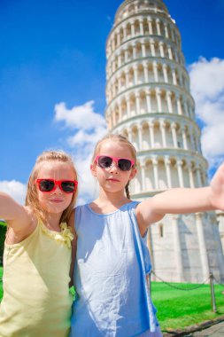 Çok güzel kız selfie alarak arka plan Leaning Tower Pisa, İtalya. Fotoğraf Avrupa tatil hakkında