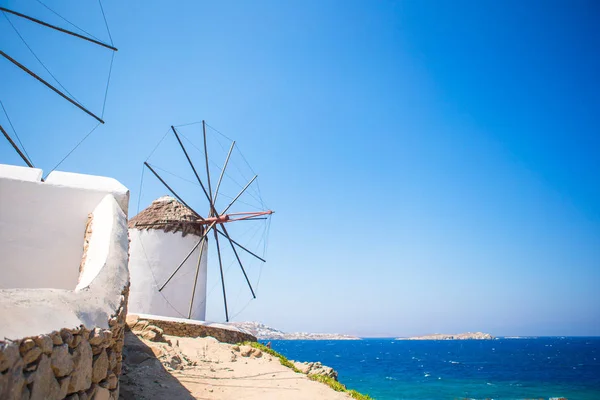 Vista panorámica de los molinos de viento griegos tradicionales en la isla de Mykonos, Cícladas, Grecia — Foto de Stock