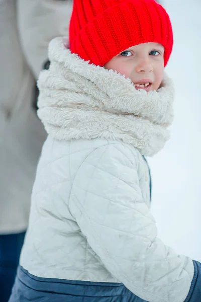 Adorable little dziewczyna będzie skate w dnia śniegu zimą na zewnątrz — Zdjęcie stockowe