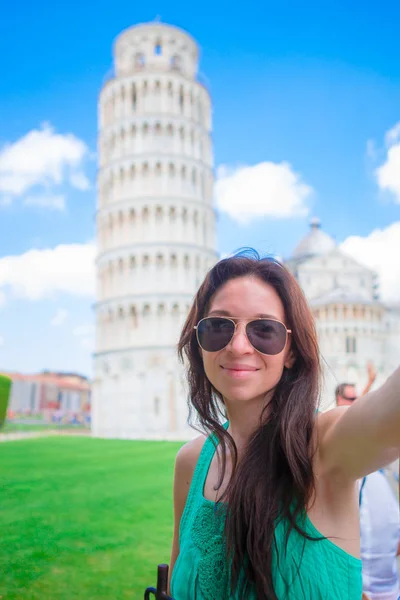 Tourist woman taking selfie background famous Pisa Tower. Mulher viajando visitando A Torre Inclinada de Pisa . — Fotografia de Stock