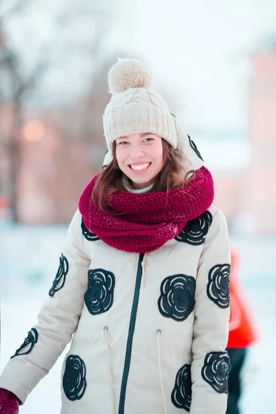 Gelukkig jong meisje schaatsen op de ijsbaan buitenshuis — Stockfoto