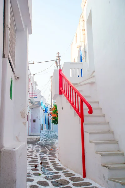 希腊岛上狭窄的街道，有阳台、楼梯和鲜花。具有环状风格的漂亮建筑外墙. — 图库照片